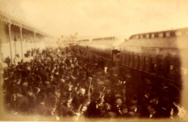 Arribada triomfal del tren inaugural a Vilanova
