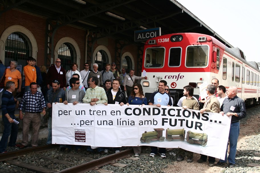 Manifestació de la Plataforma Salvem el Tren a l'estació d'Alcoi