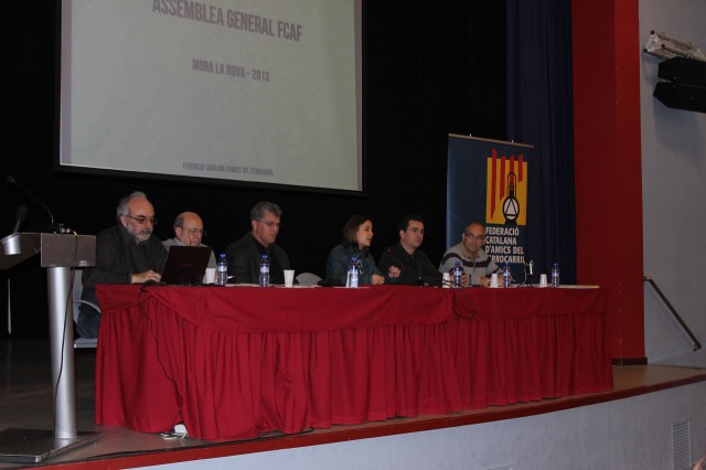 La taula de l'Assemblea, amb la regidora de cultura de Móra la Nova i el president de l'APPFI, amfitrions de l'esdeveniment.