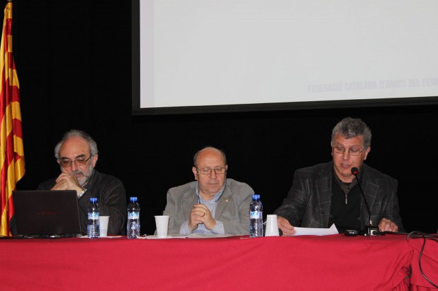 En Josep Maria Gelabert, president de la Federació Catalana d'Amics del Ferrocarril, agraeix a l'Ajuntament de Móra la Nova i a l'APPFI l'acollida de l'Assemblea de la FCAF 2013, i dóna per oberta l'Assemblea.