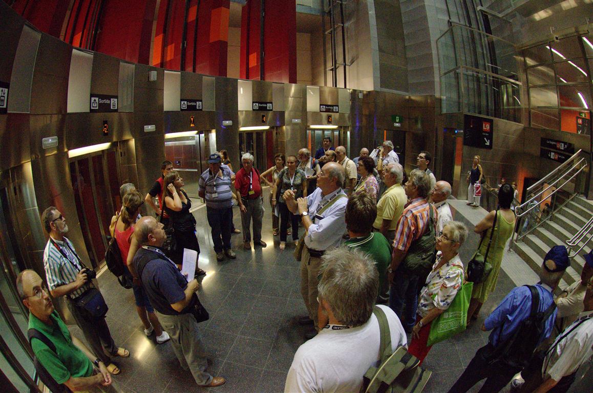 Rebent les explicacions al vestíbul superior de Singuerlín