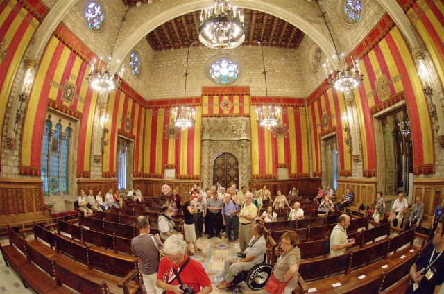 El grup rep les explicacions al Saló de Cent