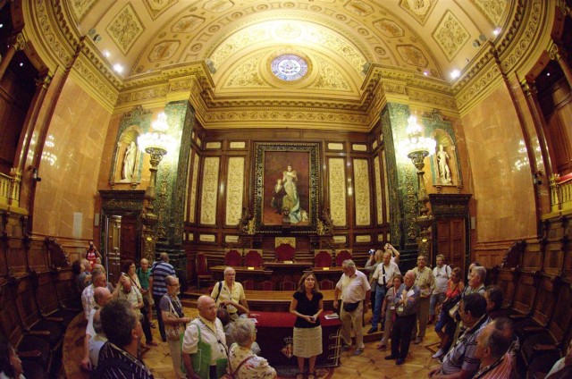 El grup visita el "Saló de la Reina Regent" on es celebren els plens