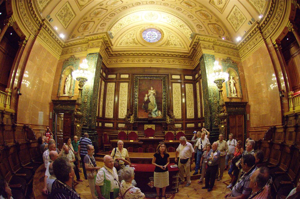 El grup visita el "Saló de la Reina Regent" on es celebren els plens